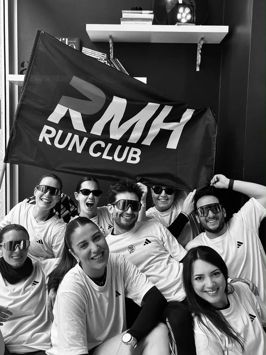 Il gruppo RMH sorride sotto la bandiera del run club